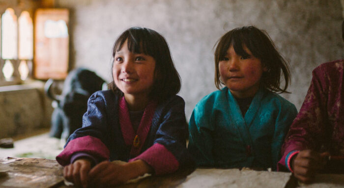 Un giovane insegnante del Bhutan viene mandato nella scuola più remota del mondo, in un villaggio chiamato Lunana, per completare il suo servizio. Dopo un viaggio di 8 giorni solo per arrivarci, Ugyen si ritrova esiliato dalle sue comodità occidentalizzate. A Lunana non c’è elettricità, né libri di testo e nemmeno una lavagna. Sebbene poveri, gli abitanti del villaggio porgono un caloroso benvenuto al loro nuovo insegnante, ma lui deve affrontare lo scoraggiante compito di insegnare ai bambini del villaggio senza alcuno strumento didattico a disposizione.