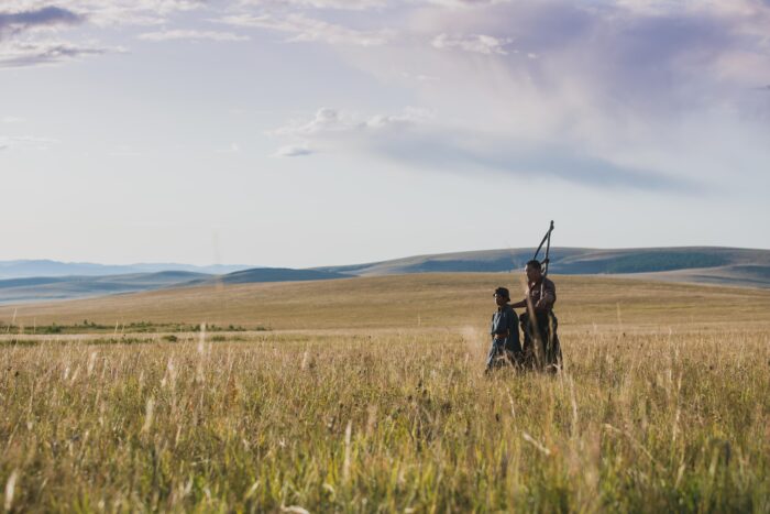 Quando l’anziano padre si ammala gravemente, Tulgaa, che da anni vive in città, torna al suo villaggio natale sulle remote colline della Mongolia per assisterlo. Il destino farà però il suo corso e poco dopo l’anziano verrà a mancare. Tulgaa decide di restare a vivere nella iurta del padre, per portare a termine il raccolto che l’uomo aveva promesso di completare prima dell’ultima Luna piena di settembre. Mentre lavora nei campi, Tulgaa incontra un bambino di dieci anni, Tuntuulei, che vive da solo con i nonni mentre la madre lavora in città. Tra i due nasce un rapporto inizialmente di sfida, ma che andrà via via ad allentarsi per far spazio a un legame di stima e condivisione. Negli incantevoli e sconfinati paesaggi di una terra ricca di tradizioni, Tulgaa prenderà il giovane Tuntuulei sotto la propria ala, scoprendo di essere in grado di dare al bambino tutto l’amore paterno che a lui non era stato mai concesso. Ma l’ultima Luna piena di settembre sta per arrivare, e a Tulgaa restano ormai pochi giorni da passare insieme a Tuntuulei prima di fare ritorno in città.